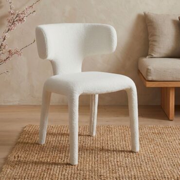 Tønder white bouclé dining chair with curved backrest