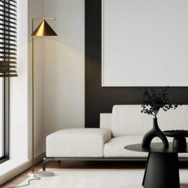 Ålesund floor lamp with marble base and gold-finish frame